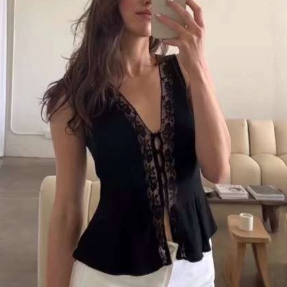 BEST Reformation Cristina French Top Black Noir Lace V Neck Casual Party - Picture 3 of 13